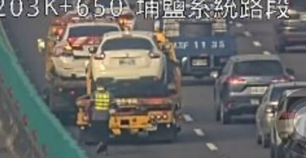 ▲國1北彰化路段紅斑馬遭追撞。（圖／國道警方提供 翻攝自國1路況群）