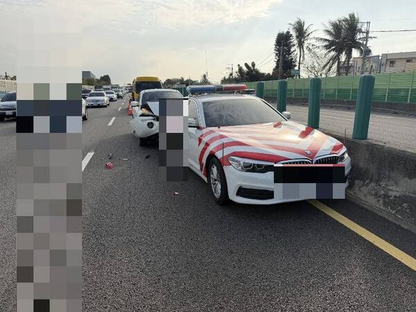 ▲國1北彰化路段紅斑馬遭追撞。（圖／國道警方提供 翻攝自國1路況群）