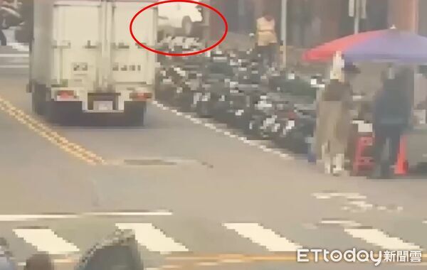 ▲三立採訪車撞入彰化銀行，造成10人輕重傷。（圖／記者邱中岳翻攝）