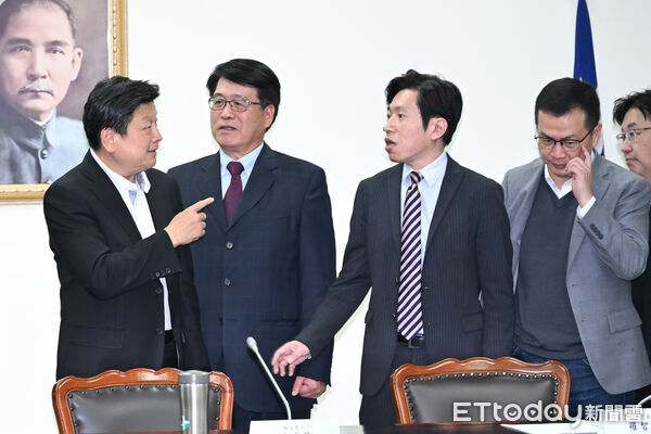 ▲▼國民黨團總召傅崐萁與中選會委員被提名人。（圖／記者陳煥丞攝）