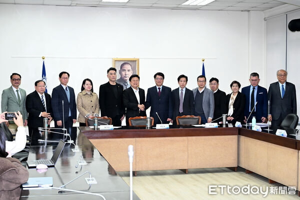 ▲▼國民黨團總召傅崐萁與中選會委員被提名人。（圖／記者陳煥丞攝）