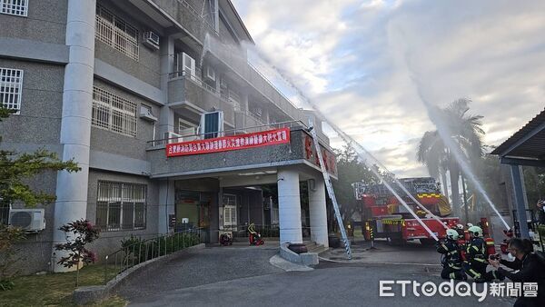 ▲台東縣消防局於仁愛之家辦理地震暨火災搶救實兵演練。（圖／記者楊晨東翻攝）