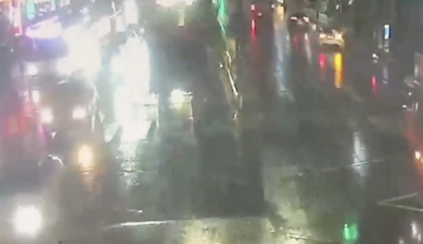 ▲網傳昨晚有聯結車丟包貨櫃在南竹路上，蘆竹警方調閱監視器查出確實有貨櫃被丟包情事。（圖／蘆竹警方提供）