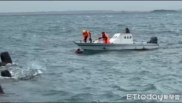 ▲▼        鳥嶼港休閒漁船擱淺　海巡即時通報協調友船展開海上搜救     。（圖／記者陳洋翻攝）