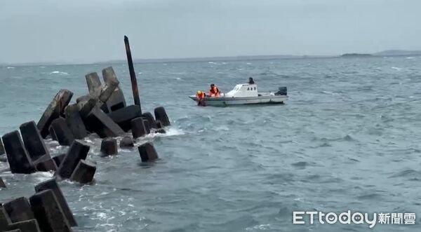 ▲▼        鳥嶼港休閒漁船擱淺　海巡即時通報協調友船展開海上搜救     。（圖／記者陳洋翻攝）