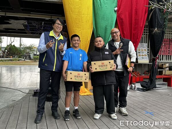 ▲張金鑾基金會攜手救國團捐助屏東七校學童點心。（圖／屏東救國團提供）