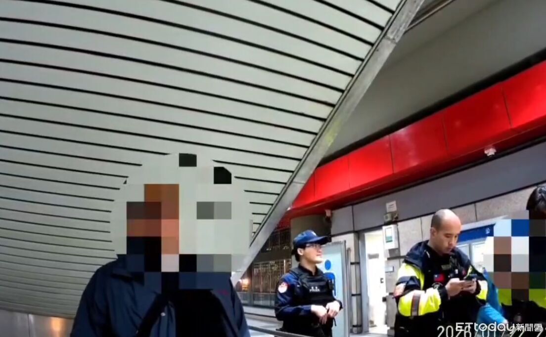 醉男月台惡搞伸手出閘門!捷運鳴笛緊急停車 士林警火速壓制