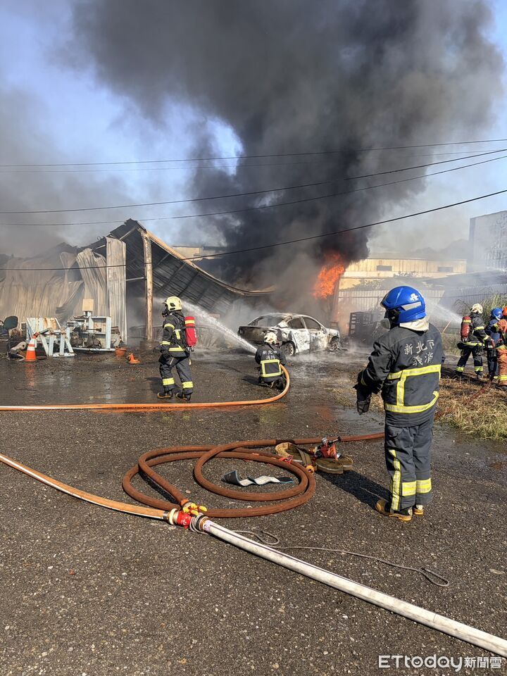 快訊/新北宮廟陷火海!連棟鐵皮屋全面燃燒 恐怖黑煙狂竄