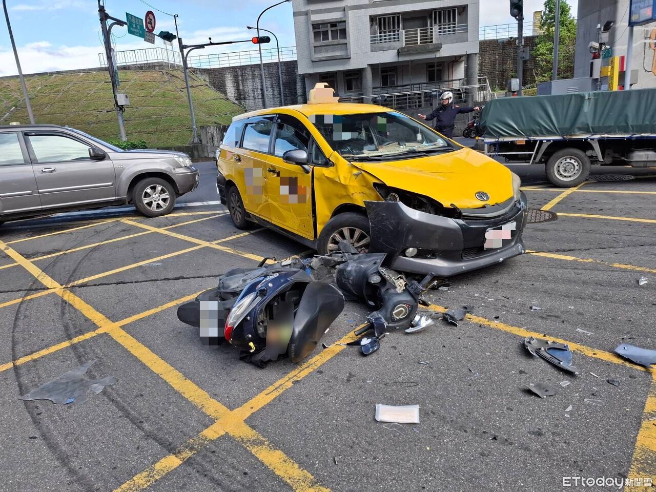 快訊/雙載機車疑闖紅燈猛撞小黃!三重騎士重傷 送醫搶救不治