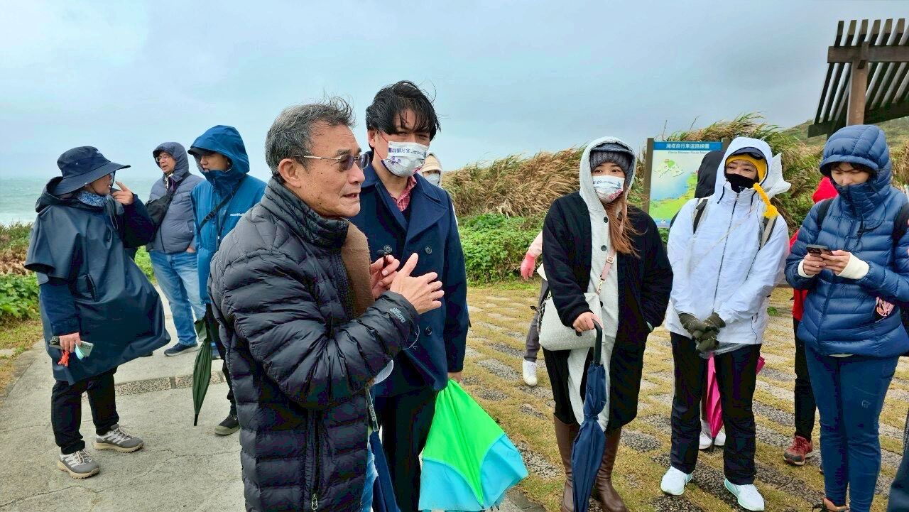 ▲新北教師前進北海岸 深度研習石滬文化。（圖／新北市大鵬國小提供）