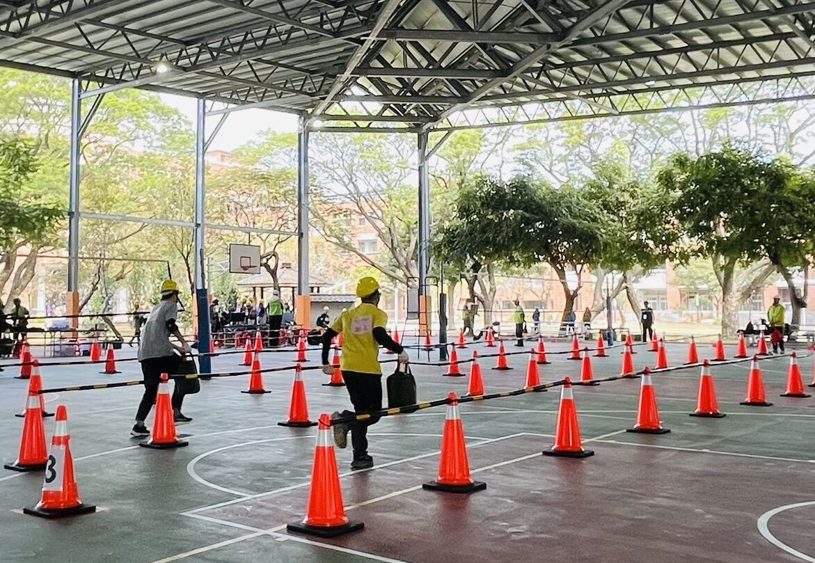 ▲▼台灣中油公司舉行僱用人員甄試，照片中為手提沙包跑走測驗。（圖／台灣中油提供）