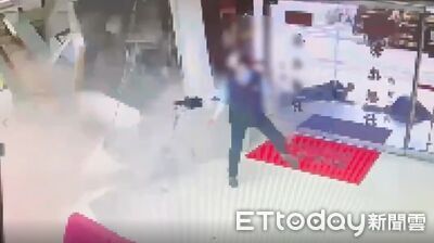 快訊/三立採訪車衝銀行釀10傷 依照過失傷害送辦