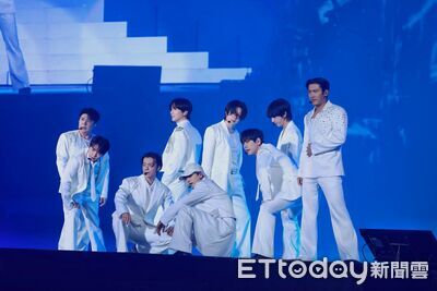 直擊／鼎王送入後台！金希澈也淪陷了　「標準中文告白」粉絲笑出來