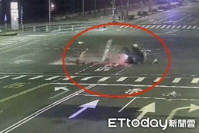 正妹騎士剎不住「猛撞工地護欄」超慘畫面曝　嬌喊：真的沒看到