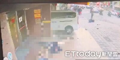 另一視角畫面曝！三立採訪車衝進彰銀整面牆破　民眾遭撞噴飛倒地