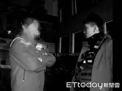 男違停打死不搖下車窗「腳邊1小袋」露餡　乘客也是3案通緝犯