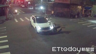 三寶闖紅燈竄出「瞬間停住變路障」　2年輕女騎士猛撞重摔破相