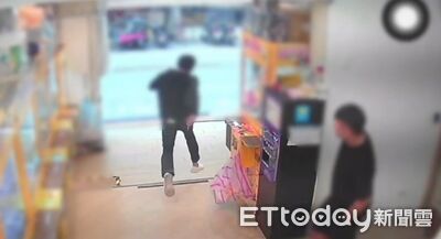 無業男自製鑰匙偷娃娃機零錢　巧遇管理員「草上飛」落跑畫面曝