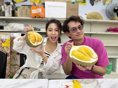 柯叔元頂「旁分捲髮新造型」飛大馬！合體白家綺…機場被粉絲包圍