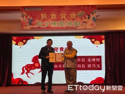 開基玉皇宮五度贊助監護兒少添新衣　黃偉哲感謝民間攜手關懷弱勢