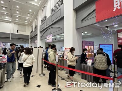 年節裝置吸睛！插畫氣偶現身百貨　引人潮駐足合影