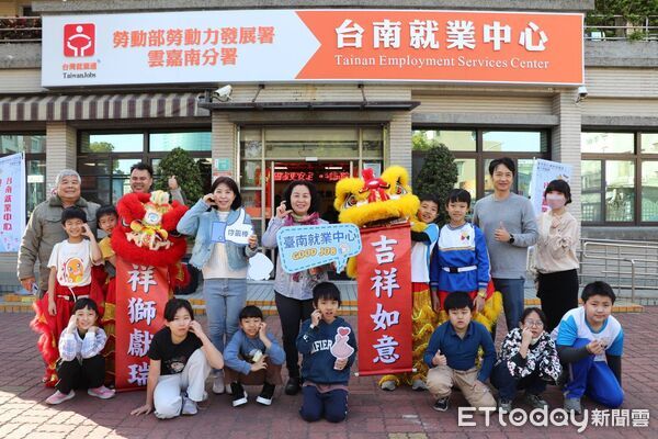 ▲台南市博愛國小醒獅團熱鬧開場，為台南就業中心新春徵才活動帶來喜氣。（記者林東良翻攝，下同）