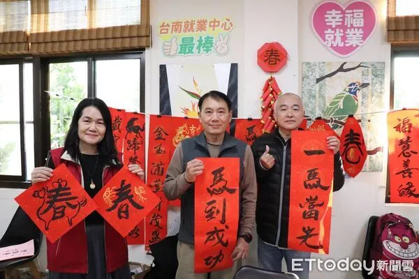 ▲台南市博愛國小醒獅團熱鬧開場，為台南就業中心新春徵才活動帶來喜氣。（記者林東良翻攝，下同）