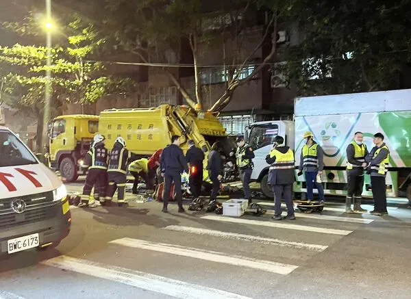 ▲桃園市龜山區今晚6時許傳出資源回收車追撞垃圾車事故，現場等候丟垃圾民眾遭撞擊，警消到場搶救中。（圖／熱心人士提供）