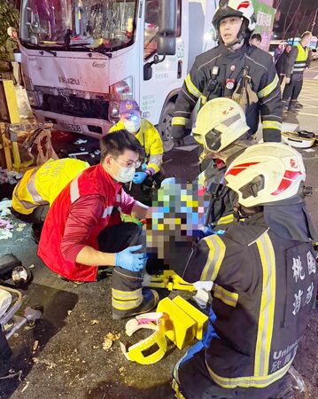 快訊／龜山資源回收車追撞垃圾車　7民眾等倒垃挨撞受傷1人命危