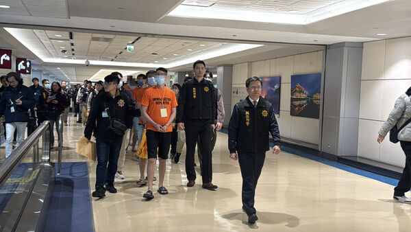 ▲▼新北檢指揮刑事局查獲台籍詐團在菲律賓宿霧架設機房，越洋詐騙台灣人投資虛擬貨幣，1/21押解17嫌返台歸案。（圖／翻攝臉書粉專《CIB局長室》）