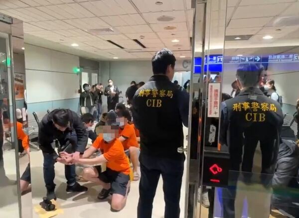 ▲▼新北檢指揮刑事局查獲台籍詐團在菲律賓宿霧架設機房，越洋詐騙台灣人投資虛擬貨幣，1/21押解17嫌返台歸案。（圖／翻攝臉書粉專《CIB局長室》）