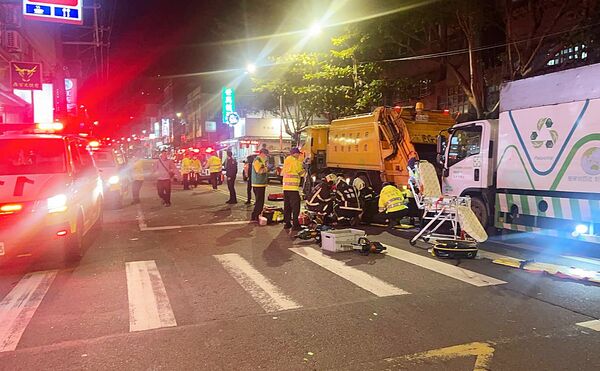 ▲桃園市龜山區今晚6時許傳出資源回收車追撞垃圾車重大事故，救護人員現場搶救傷患。（圖／桃園市消防局提供）