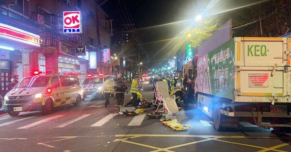 ▲桃園市龜山區今晚傳出資源回收車追撞垃圾車重大事故，救護人員搶救受傷民眾。（圖／桃園市消防局提供）