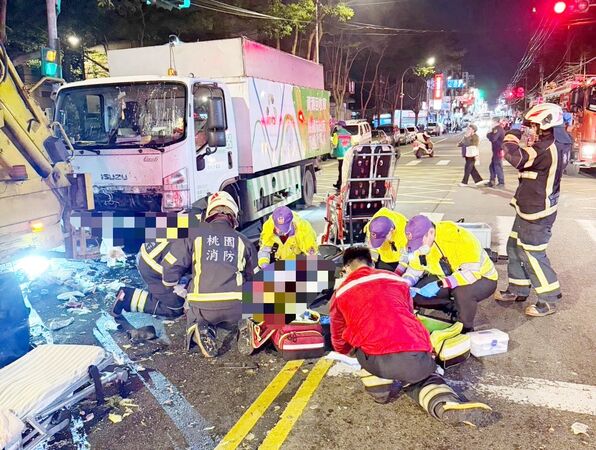 ▲桃園市龜山區今晚傳出資源回收車追撞垃圾車重大事故，警消到場搶救傷患。（圖／桃園市消防局提供）