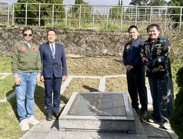 ▲電影「異域」經典再現由（左至右）異域故事館董事長王根深、孤軍後代王紹章、國軍心輔講師黃信凱及YouTuber司徒建銘祭拜柯俊雄原型李國輝團長長眠處。。（圖／王紹章會長）