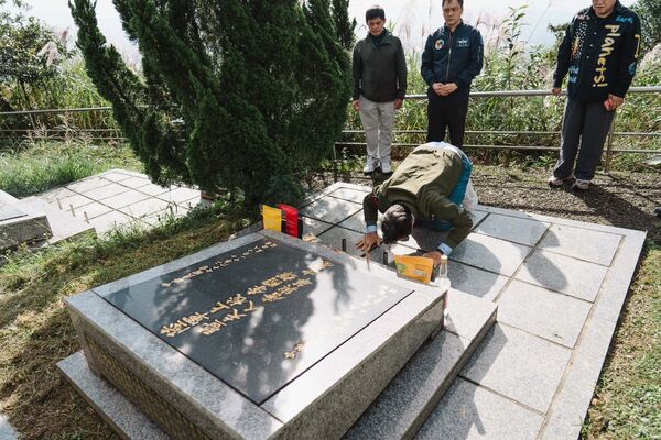 ▲電影「異域」經典再現由（左至右）異域故事館董事長王根深、孤軍後代王紹章、國軍心輔講師黃信凱及YouTuber司徒建銘祭拜柯俊雄原型李國輝團長長眠處。。（圖／王紹章會長）