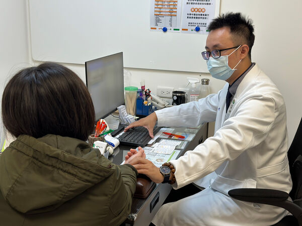 ▲春節走春長輩容易酸痛，中醫師許名鈞提出3招保健法。（圖／彰化馬光中醫提供）