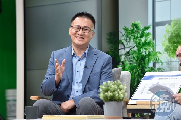 投資達人股海老牛建議，退休族可採取「5成穩健、5成成長」配置，攻守平衡。