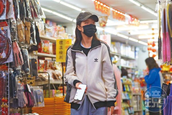 本刊直擊練完舞後的柳柳先殺時間逛逛，實際上是在等BMW男來接她。