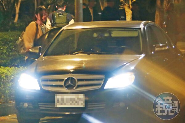 除了BMW男之外，柳柳平常出入有爸爸幫忙當司機，呈現父女情深的一面。