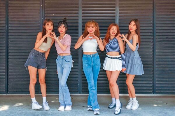 2年前柳柳（右一）曾與林佑珊（左起）、鄒鄒、林子珊、姵宸參加小龍女徵選活動，如今傳出約滿不續。	（莉奈享務所提供）