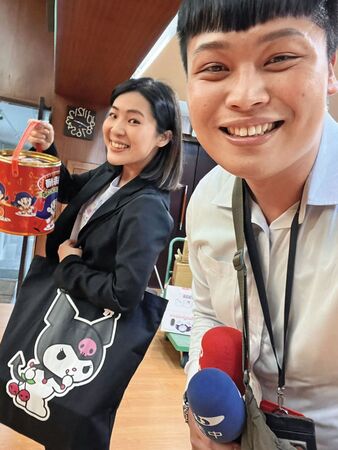林宸佑（右）主跑立院與手提大桶乖乖的藍委徐巧芯（左）同框合照，2人露出燦爛笑容，顯見交情不錯。（翻攝林宸佑臉書）