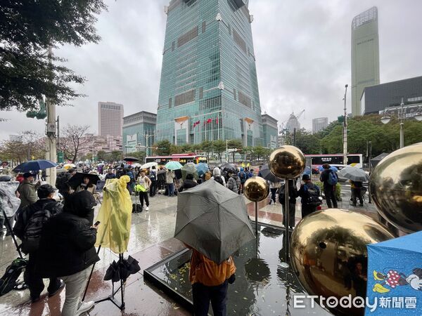 ▲▼ 美國自由攀岩名將霍諾德（Alex Honnold）於台灣時間24日挑戰徒手攀登台北101，稍早信義區雨勢不斷，仍陸續有民眾來到現場希望見證歷史時刻。（圖／記者李毓康攝）