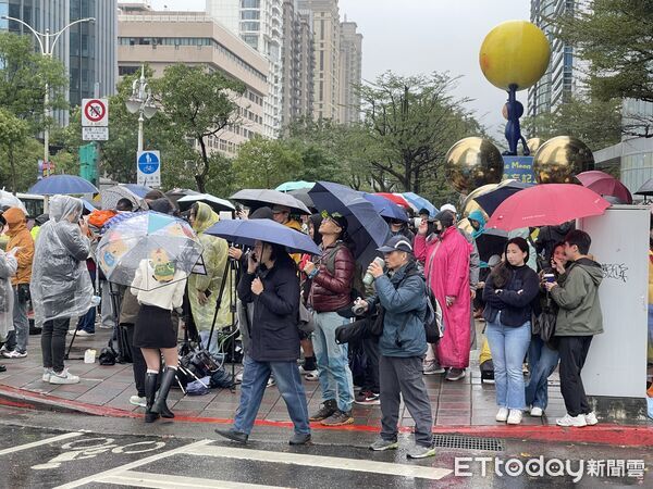 直擊／霍諾德攀101延期！現場民眾難掩失望9點陸續散場
