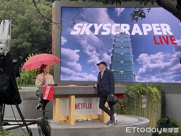 ▲ 美國自由攀岩名將霍諾德（Alex Honnold）於台灣時間24日挑戰徒手攀登台北101,主辦方Netflix於台北101對面「信義廣場」架設大型轉播螢幕，進行實況轉播。（圖／記者李毓康攝）