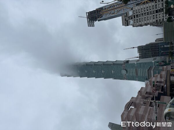 ▲今早101周圍擠滿人潮，宣布延期民眾陸續離場。（圖／記者蔡惠如攝）