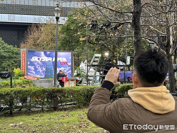 ▲今早101周圍擠滿人潮，宣布延期民眾陸續離場。（圖／記者蔡惠如攝）