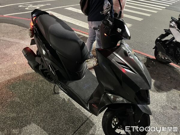 ▲▼吳姓女子今天凌晨騎車行經中華五路時，疑似因未注意車前狀況，不慎撞上路段中的施工護欄。（圖／記者吳世龍攝）