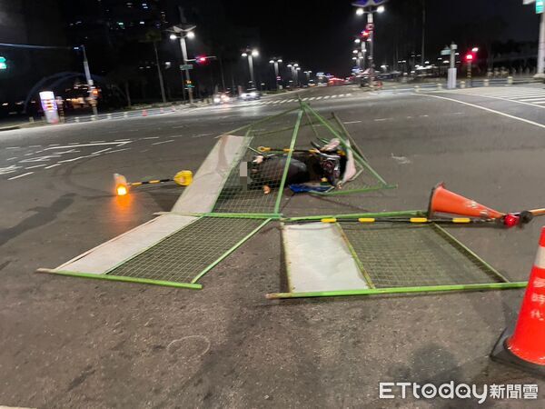 ▲▼吳姓女子今天凌晨騎車行經中華五路時，疑似因未注意車前狀況，不慎撞上路段中的施工護欄。（圖／記者吳世龍攝）