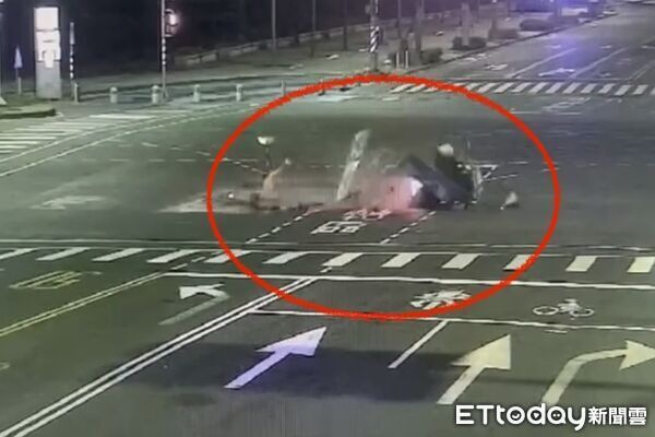 ▲▼吳姓女子今天凌晨騎車行經中華五路時，疑似因未注意車前狀況，不慎撞上路段中的施工護欄。（圖／記者吳世龍攝）